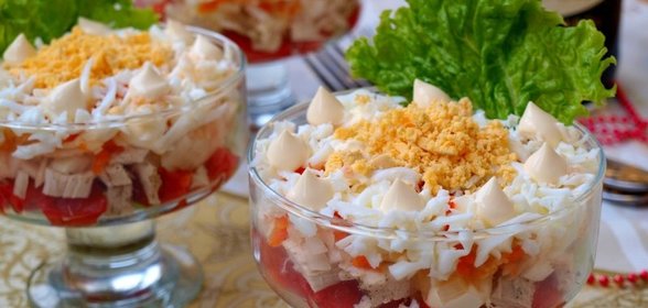 Салат с курицей, помидорами, яблоком и морковью