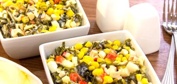Салат с морской капустой, кукурузой и крабовыми палочками