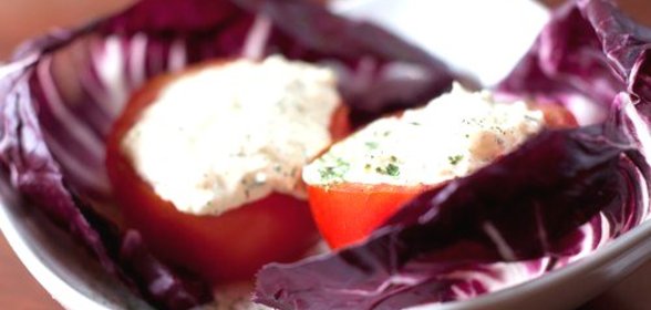 Помидоры черри с маринованной фетой и маслинами