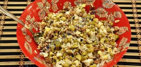 Рыбный салат из консервов с рисом и яйцом
