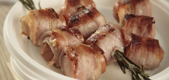 Сосиски, жаренные в беконе