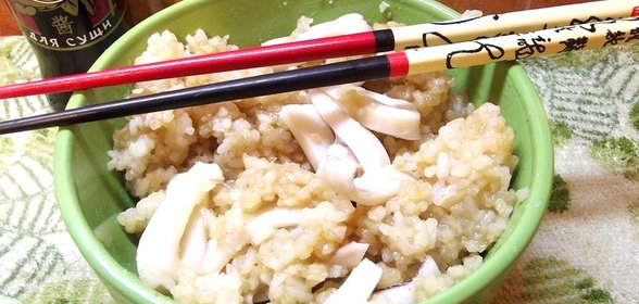 Рис с кальмаром и соевым соусом