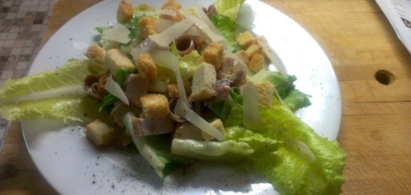 Салат «Цезарь» с куриной грудкой и анчоусами