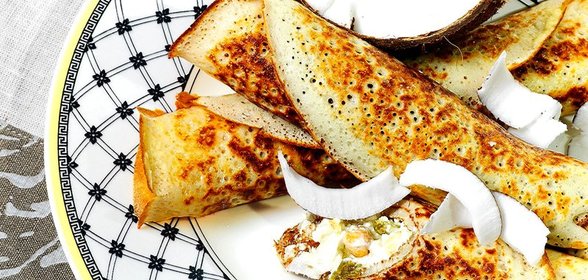 Рисовые блины с кокосовой начинкой