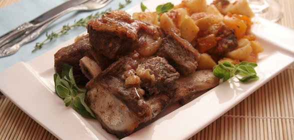 Ребра, запеченные с овощами