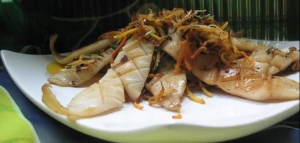Закуска из кальмара жареного с овощами
