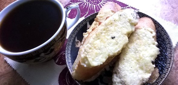 Жаренные бутерброды с брынзой и яйцом