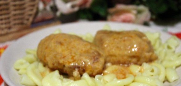 Куриные котлеты с пекинской капустой в сметанно-томатном соусе