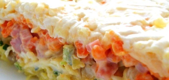 Слоеный салат с грибами и ветчиной