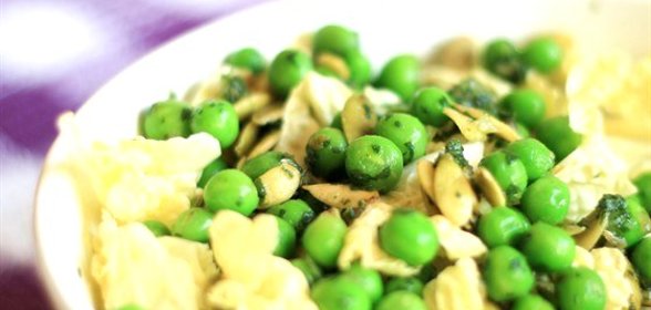 Салат из свежего горошка