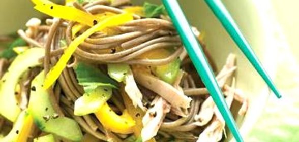 Салат с курицей, болгарским перцем и огурцом
