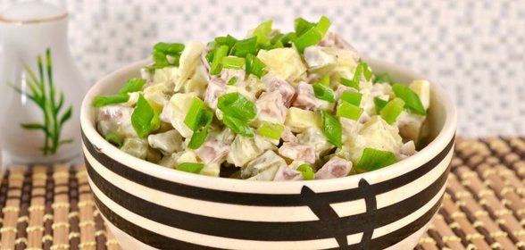 Салат с маринованными огурцами и свиным зельцем