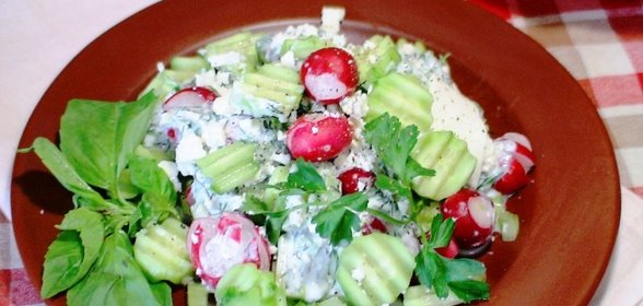 Летний салат из редиски с брынзой и лимонной цедрой