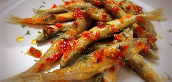 Корюшка жареная, приправленная сладким соусом чили с ароматным тимьяном