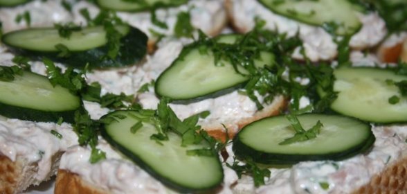 Бутерброды с тунцом, сметаной и творожным сыром