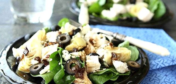 Салат с курицей, шпинатом и сыром