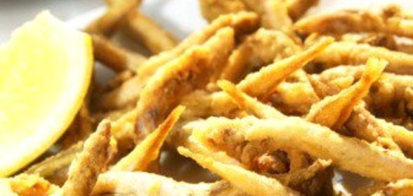 Сардины, жаренные в яйце