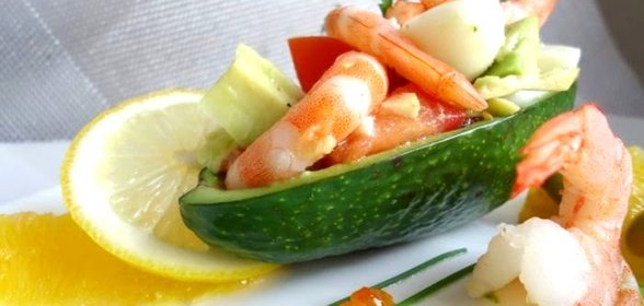 Салат из авокадо с креветками и яйцом