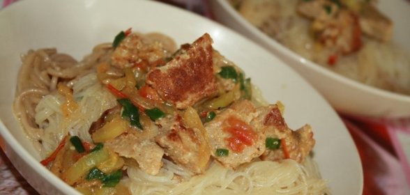 Карри с индейкой на ассорти из лапши