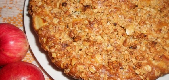 Шарлотка с посыпкой из мюсли