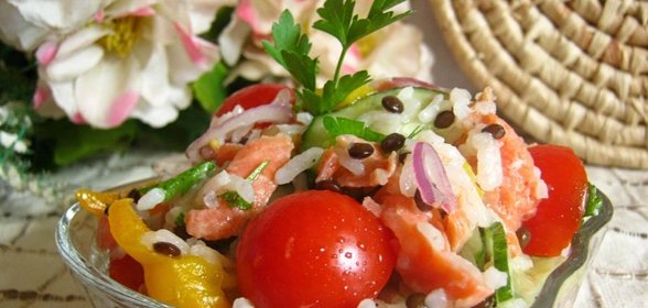 Салат с рисом, сёмгой и овощами