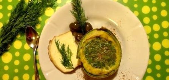 Авокадо запеченный с яйцом