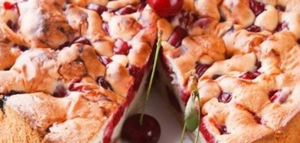 Шарлотка с вишней и яблоками