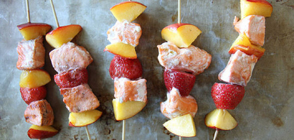 Лосось на гриле с клубникой и нектарином