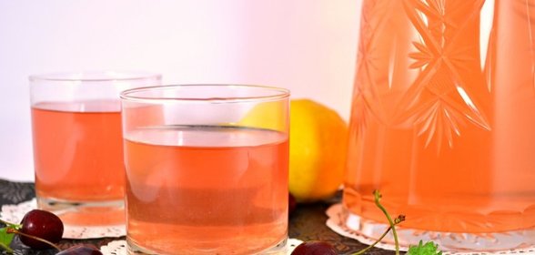 Холодный зеленый чай с черешней, красной смородиной, корицей и мятой