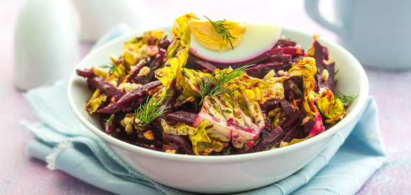 Салат из запеченной свеклы и латука