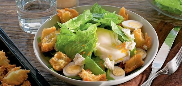 Салат с яйцами цесарки и гренками