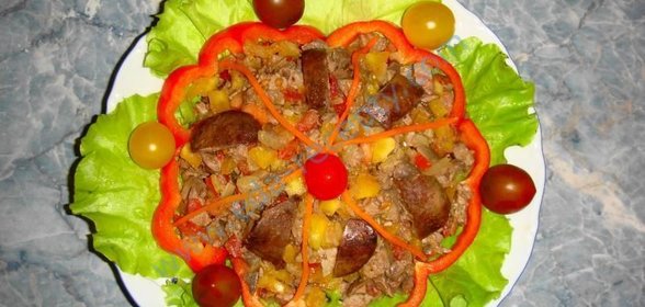 Теплый салат с куриной печенью и помидорами
