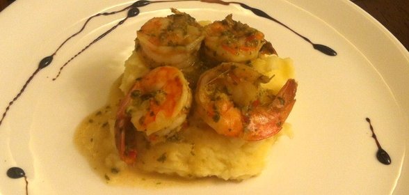 Креветки на пару на планше из картофеля с трюфельным маслом