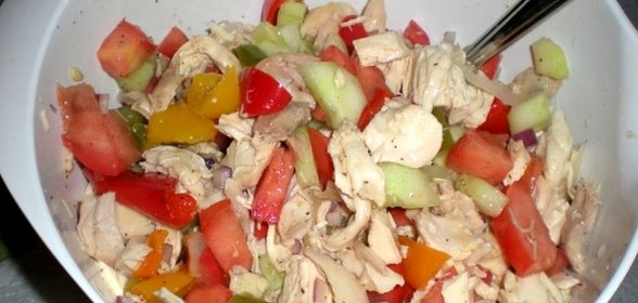 Салат с курицей, перцем и помидорами