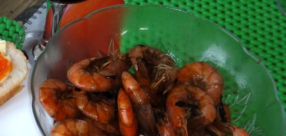 Королевские креветки с базиликом в красном вине