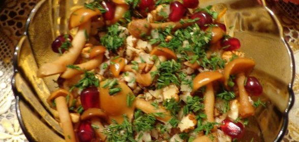 Салат с опятами и грецкими орехами
