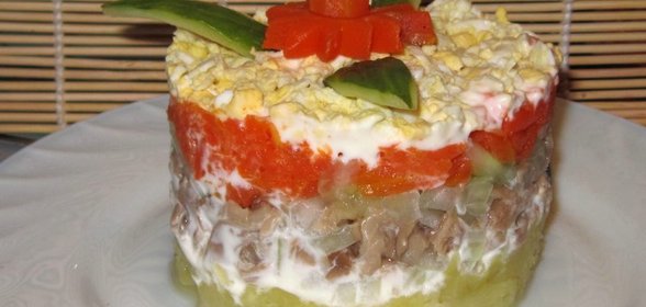 Слоеный салат с маринованными вешенками