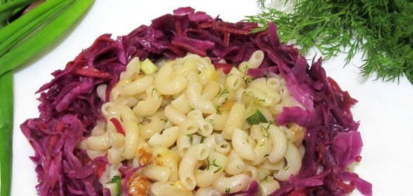 Рожки с карамелизированным луком