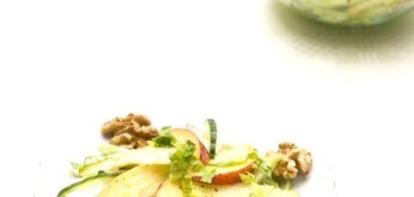 Салат из корешков сельдерея с грецкими орехами и яблоками