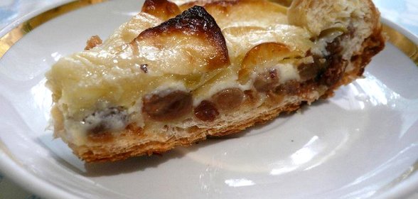 Пирог из слоеного теста с яблоками и изюмом