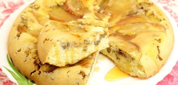 Пирог с яблоком и грецкими орехами