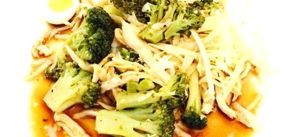 Cалат из брокколи с курицей в имбирно-чесночном соусе