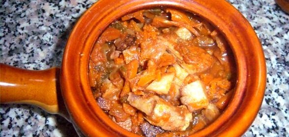 Азу из свинины в горшочках
