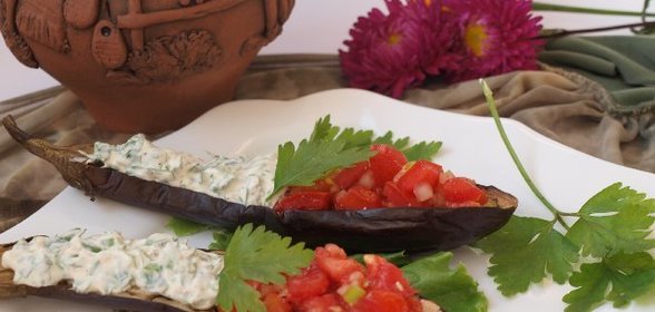 Баклажаны с томатной сальсой и сметанным соусом