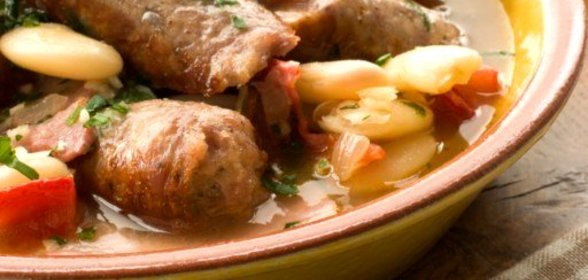 Колбаски с фасолевым рагу с соусом персилад