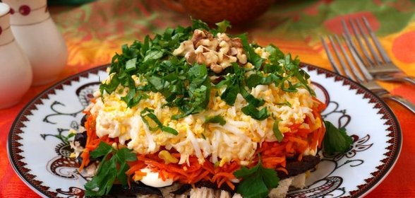 Салат Марсель с курицей и черносливом