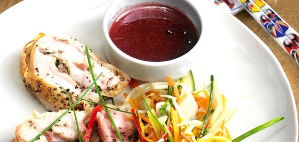 Курица с овощной лапшой и соусом из можжевельника