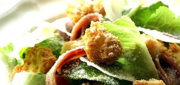 Салат Цезарь с анчоусами