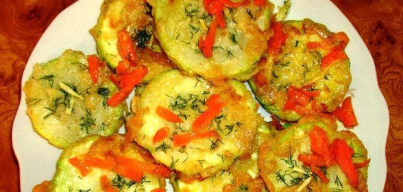 Кабачки в кляре с морковью и чесноком
