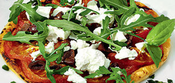 Томатная тарталетка с фетой и зеленью